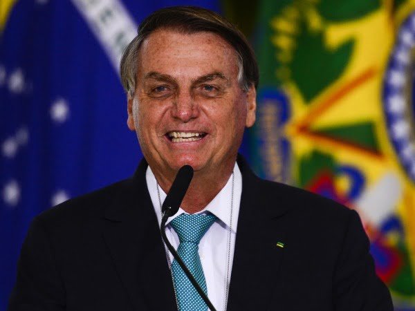 Bolsonaro muda discurso sobre obrigatoriedade do uso de máscara