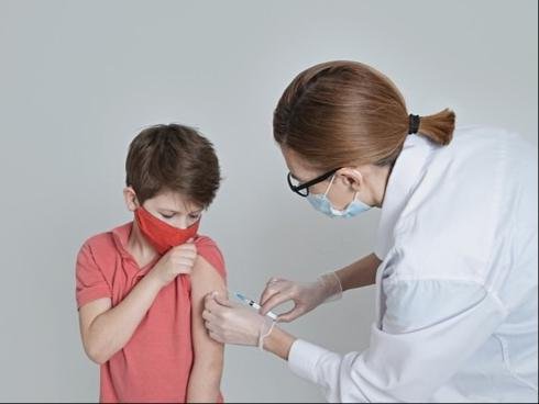 Países como Estados Unidos, Espanha e China já iniciaram aplicação da vacina Pfizer em crianças e adolescentes.