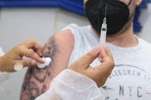 Recusa à vacina pode gerar demissão por justa causa, avalia especialista