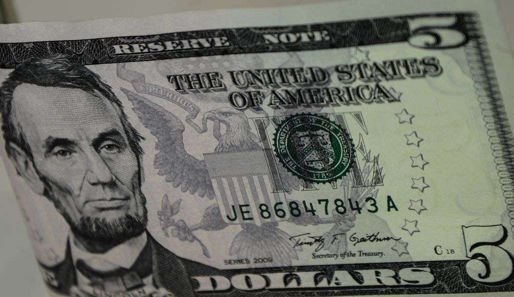 dolar-cai-e-acumula-queda-de-3,82%-em-janeiro
