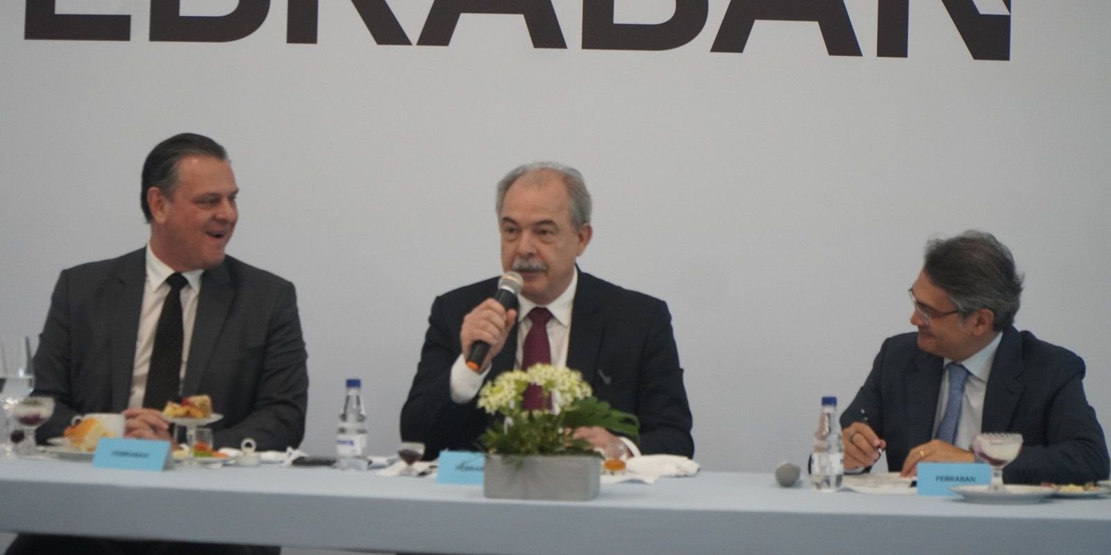 apos-encontro-com-febraban,-mercadante-defende-reducao-na-tlp