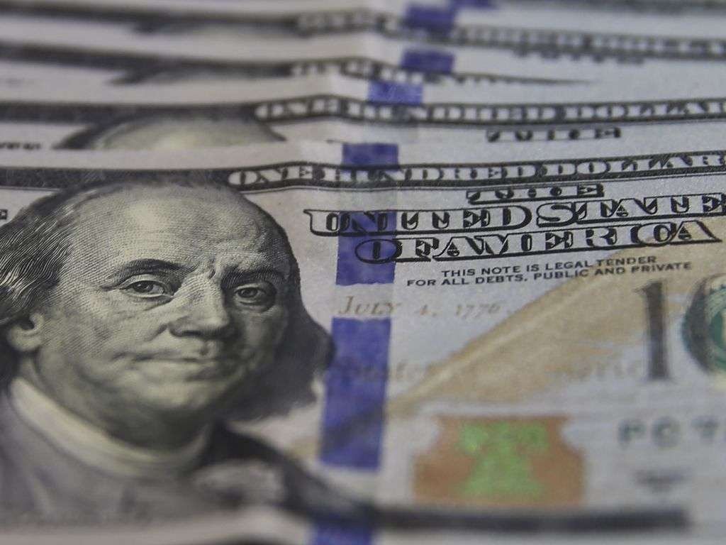dolar-cai-para-r$-5,22,-mas-sobe-1,49%-na-semana
