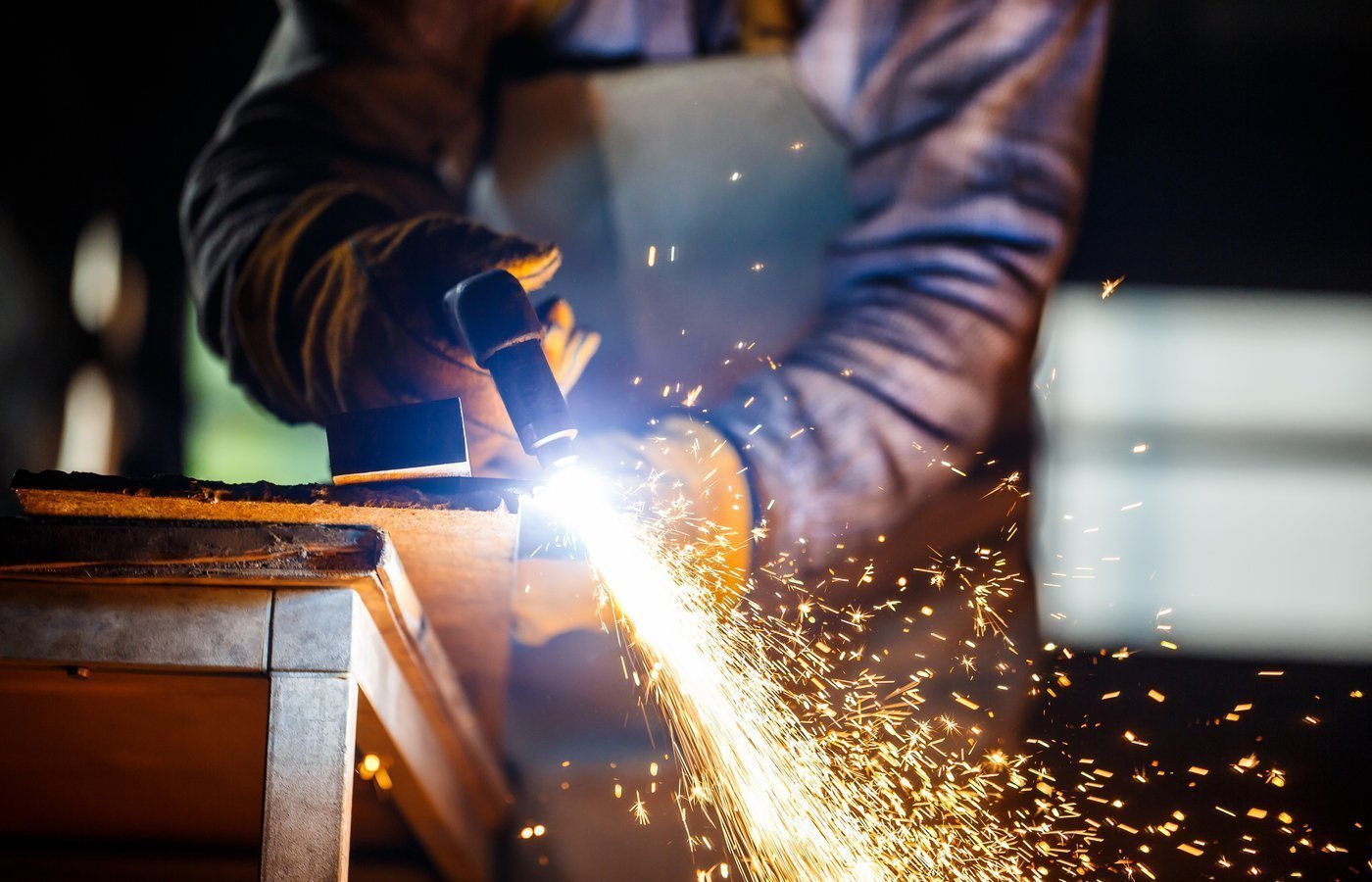 producao-industrial-em-2022-cai-em-oito-de-15-locais-pesquisados