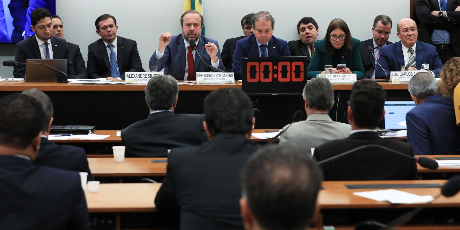 ministro-de-minas-e-energia-nega-politizacao-do-apagao