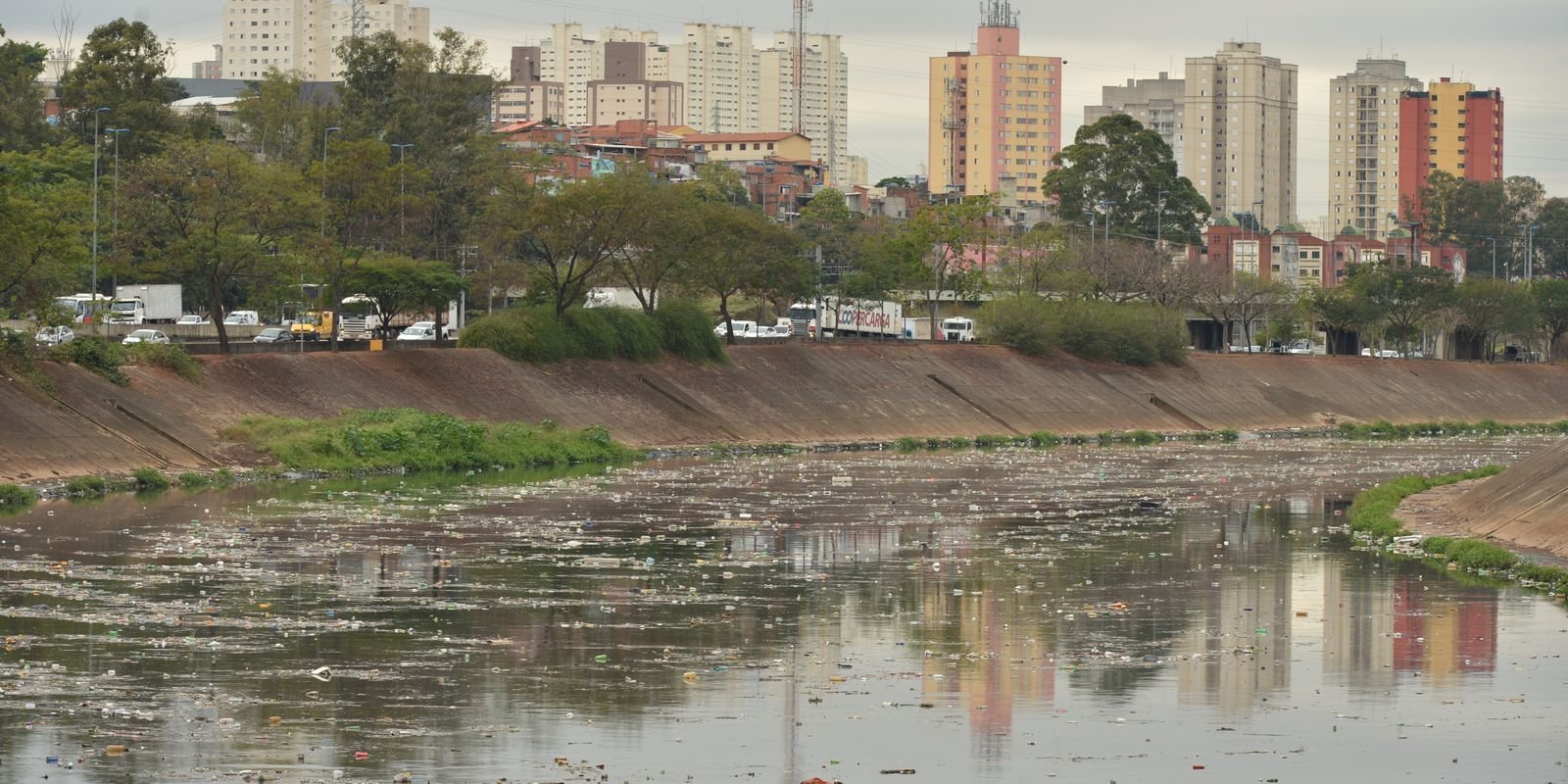 mancha-de-poluicao-no-rio-tiete-quase-dobra-em-dois-anos