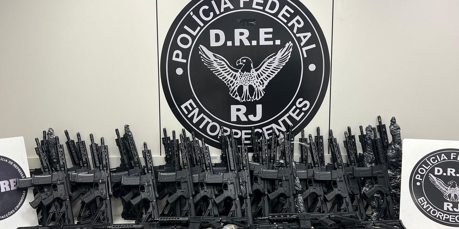 policia-federal-apreende-47-fuzis-em-mansao-no-rio
