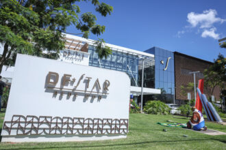 Defesa de Bolsonaro alega risco de novos episódios e pede prisão domiciliar ao STF após UTI.