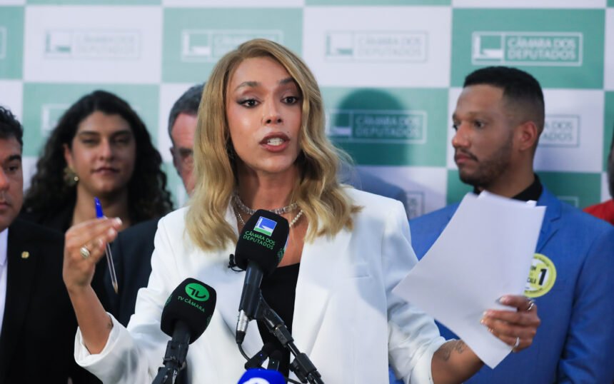 Deputada Erika Hilton processa Ratinho por discurso transfóbico