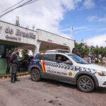 Ex-presidente Bolsonaro deixa hospital DF Star e começa prisão domiciliar no Lago Sul.