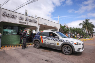 Ex-presidente Bolsonaro deixa hospital DF Star e começa prisão domiciliar no Lago Sul.