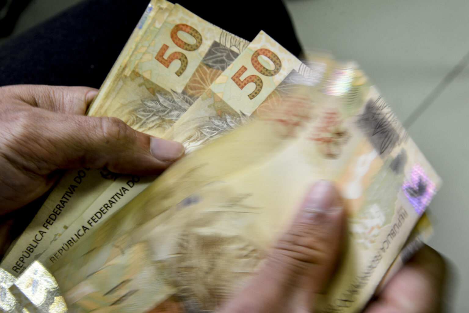 Tensões no Oriente e petróleo mais caro impactam projeção de inflação da Fazenda para 2026.