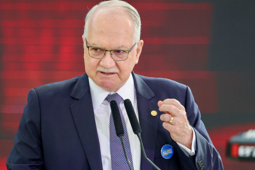 Fachin admite crise institucional no STF, com desconfiança e polarização no país atual