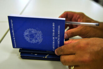 Lei garante até 20 dias de licença-paternidade para pais no Brasil a partir de 2029