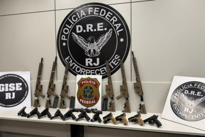 PF intercepta 10 fuzis e 12 pistolas em duas ações na Dutra, impactando o crime organizado