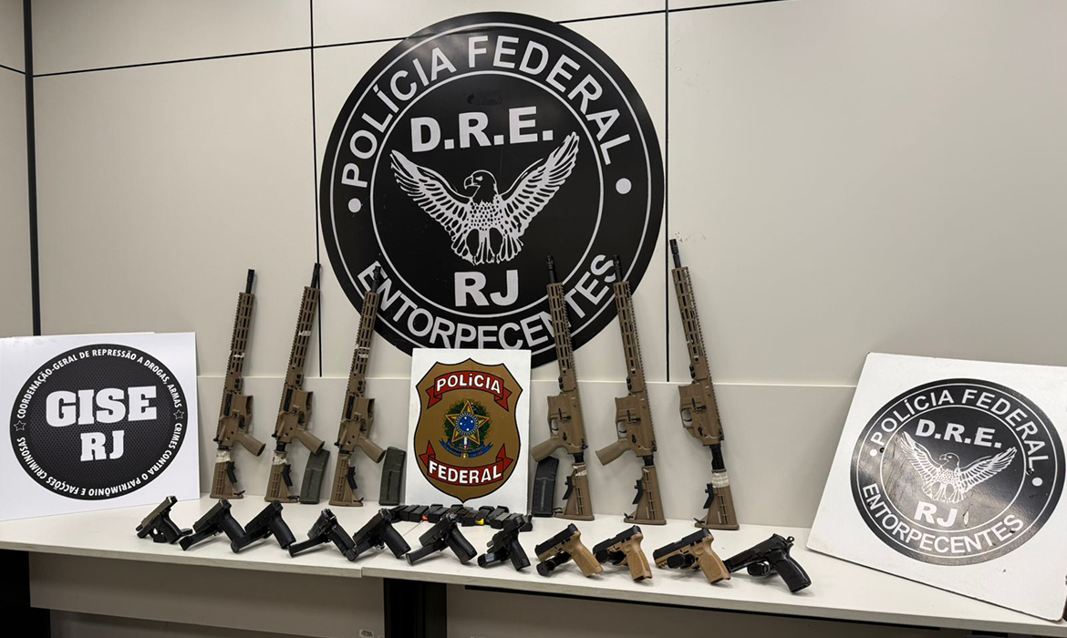 PF intercepta 10 fuzis e 12 pistolas em duas ações na Dutra, impactando o crime organizado