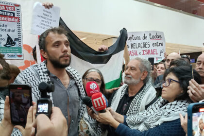 Ativista brasileiro Thiago Ávila retorna ao país após detenção em Israel