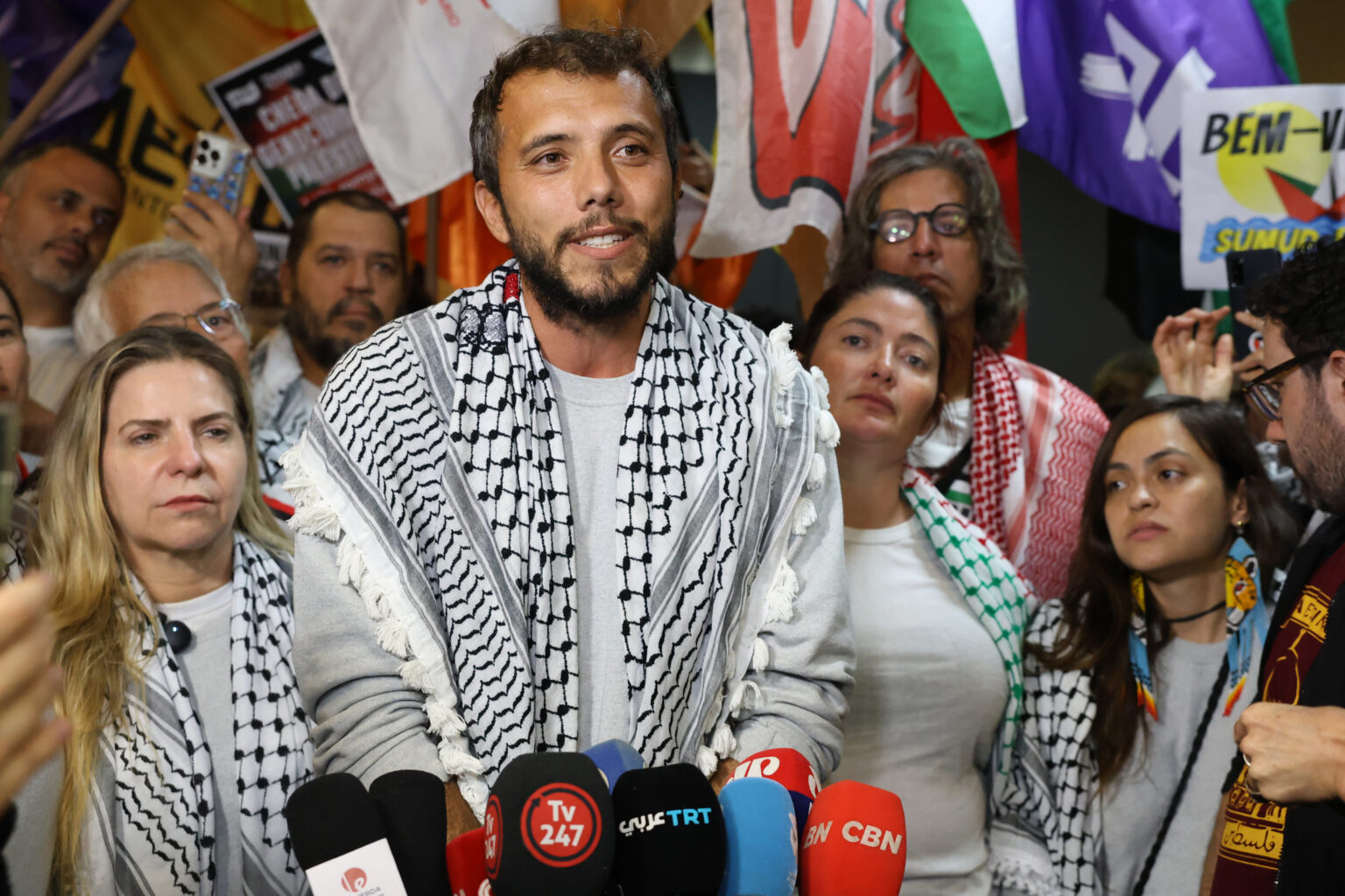 Ativista brasileiro Thiago Ávila retorna ao país após dez dias de detenção em Israel