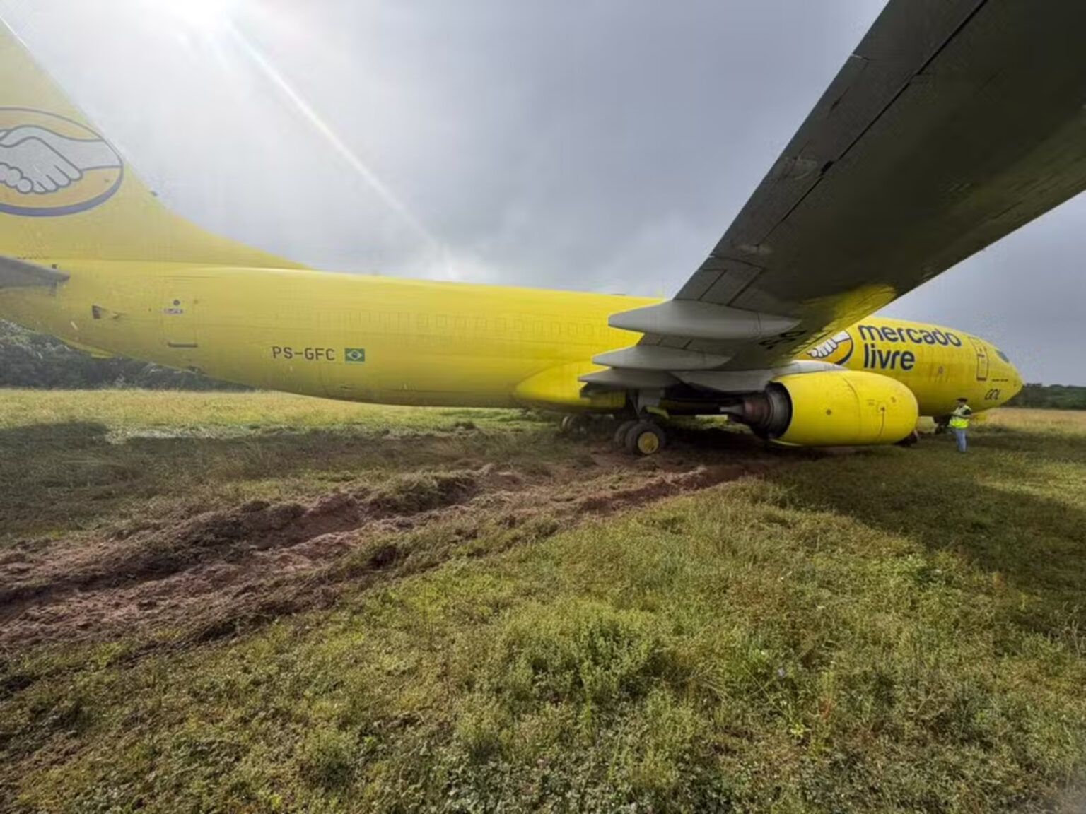 Avião de carga sai da pista durante pouso no Aeroporto de Salvador