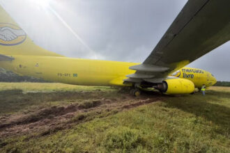 Avião de carga sai da pista durante pouso no Aeroporto de Salvador