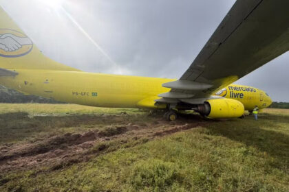 Avião de carga sai da pista durante pouso no Aeroporto de Salvador