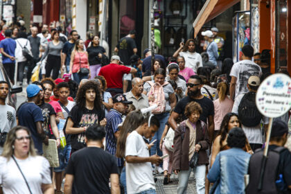 Brasil abre 85,9 mil vagas formais em abril com desaceleração no mercado de trabalho