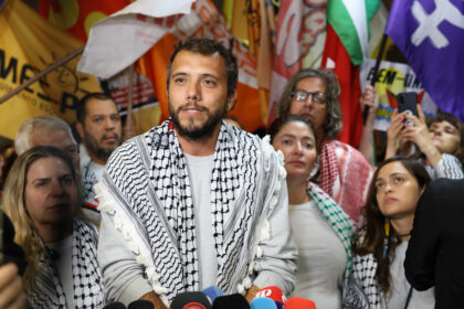 Brasileiro Thiago Ávila deve ser deportado de Israel após detenção em flotilha