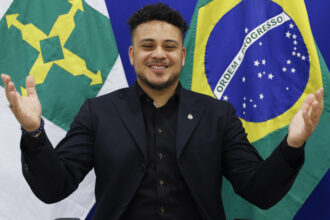 Brasileiro criado na Holanda defende atenção redobrada em processos de adoção