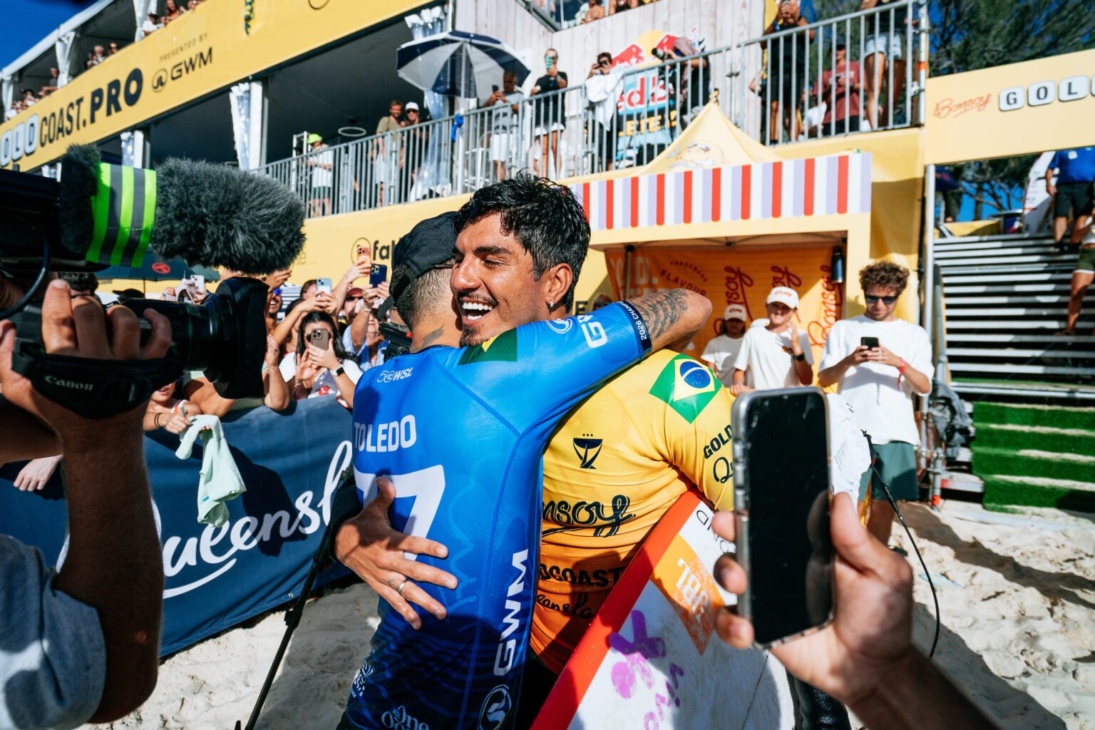 Brasileiros avançam na estreia da etapa de Raglan no circuito mundial de surfe