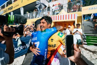 Brasileiros avançam na estreia da etapa de Raglan no circuito mundial de surfe