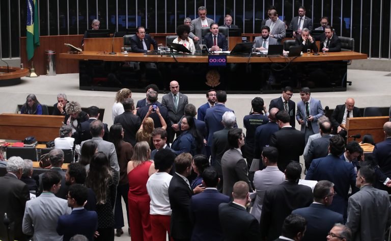 Câmara aprova em primeiro turno fim da escala 6x1 e abre caminho para nova jornada