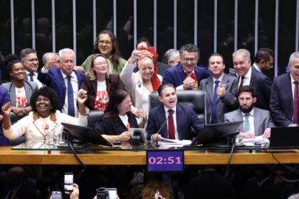 Câmara dos Deputados aprova em dois turnos o fim da escala de trabalho 6x1