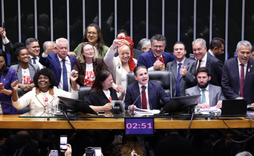 Câmara dos Deputados aprova em dois turnos o fim da escala de trabalho 6x1