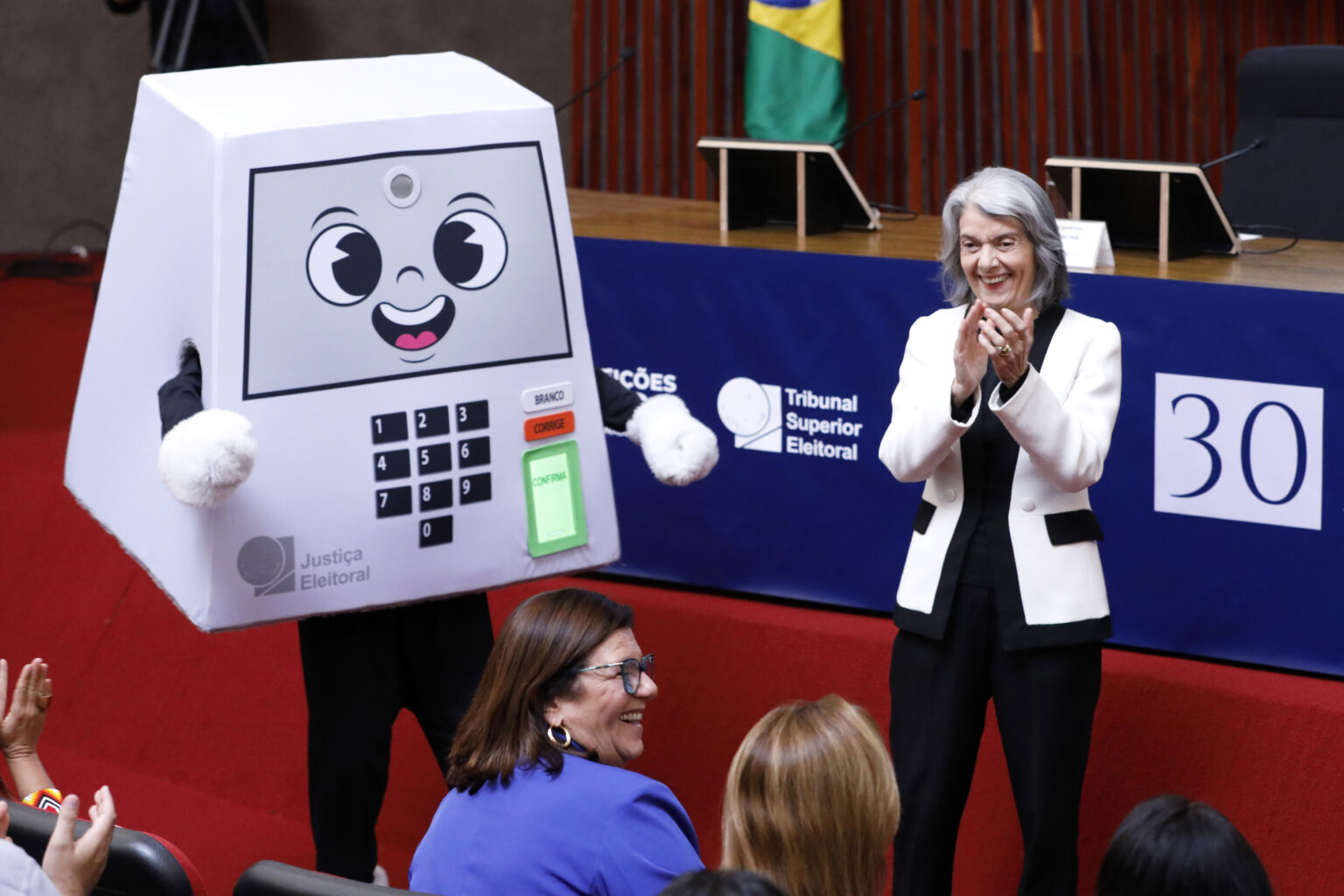 Cármen Lúcia destaca papel da urna eletrônica no fim das fraudes eleitorais no Brasil