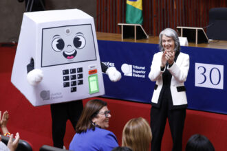 Cármen Lúcia destaca papel da urna eletrônica no fim das fraudes eleitorais no Brasil