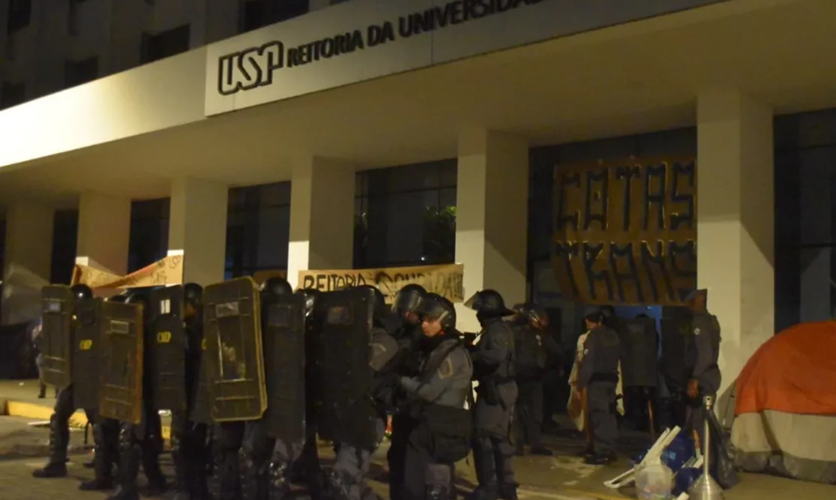 Confronto entre estudantes e vereadores marca protesto por verbas na capital paulista