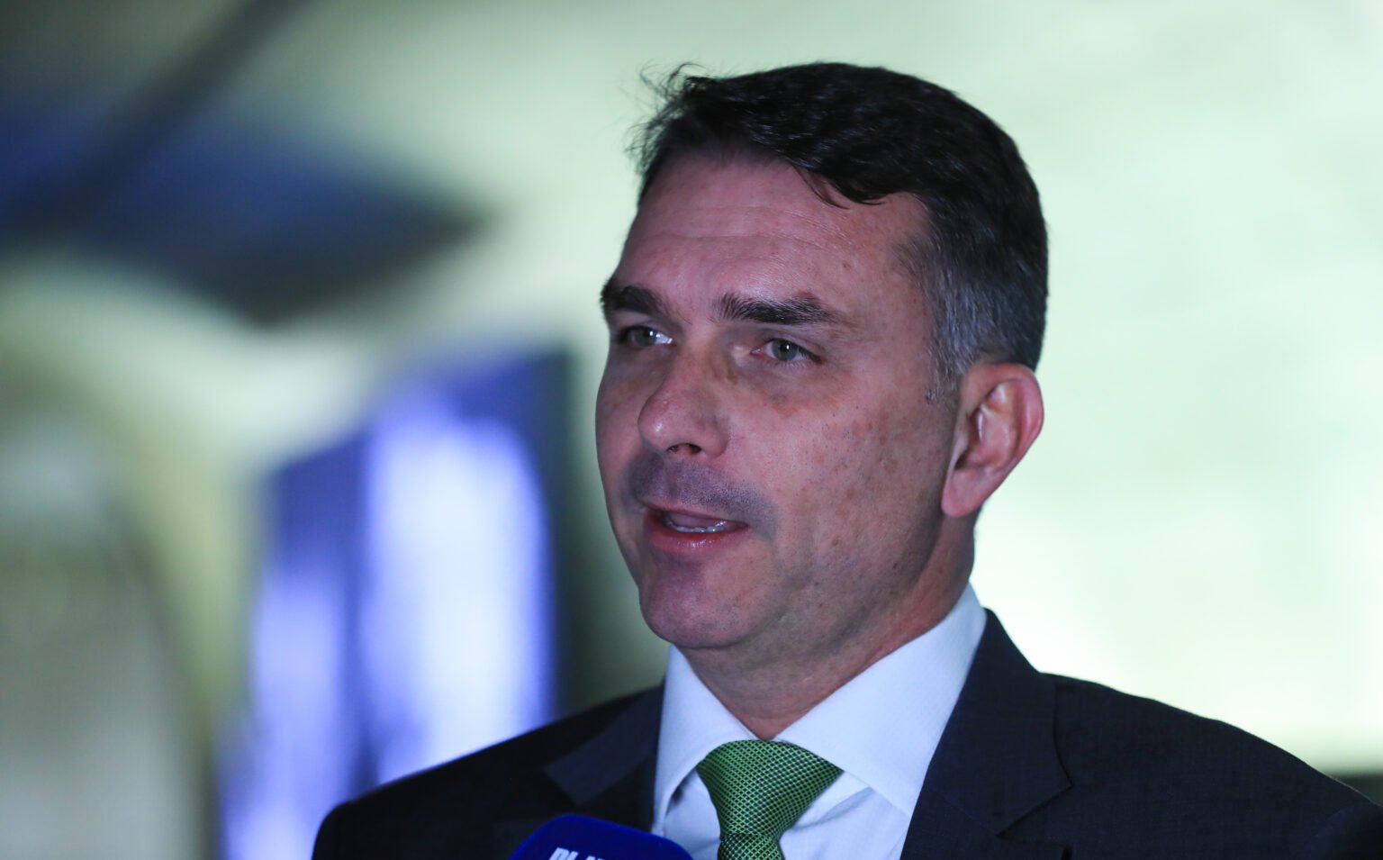 Deputados federais pedem investigação sobre repasses de banqueiro a Flávio Bolsonaro