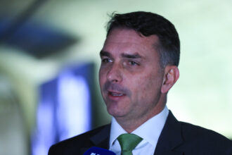 Deputados federais pedem investigação sobre repasses de banqueiro a Flávio Bolsonaro