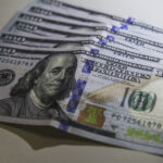 Dólar cai abaixo de R$ 4,90 e bolsa fecha em alta com alívio no mercado internacional