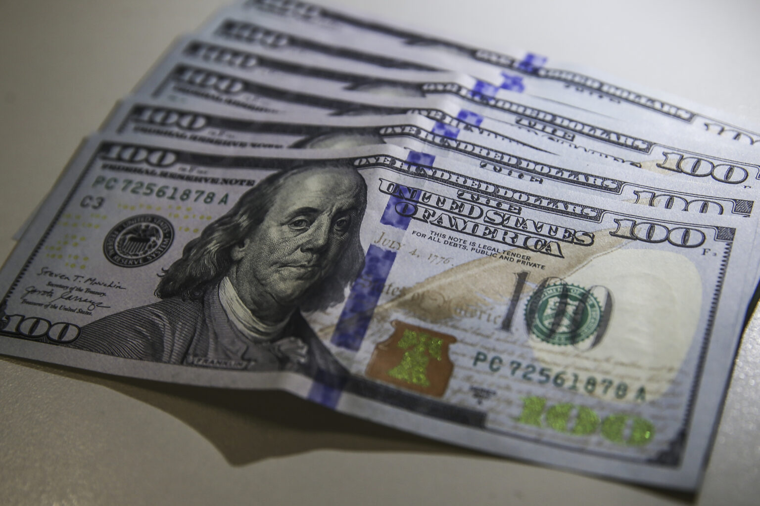 Dólar cai abaixo de R$ 4,90 e bolsa fecha em alta com alívio no mercado internacional