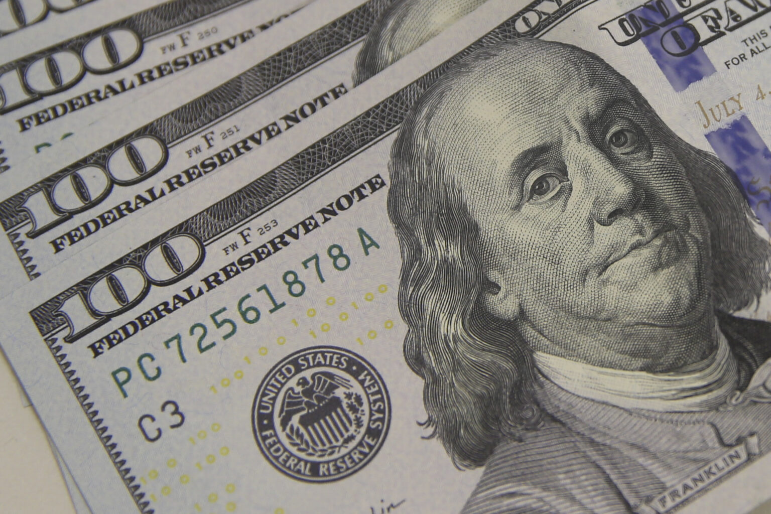 Dólar sobe a R$ 5,06 e bolsa recua sob efeito de tensões globais e incertezas políticas