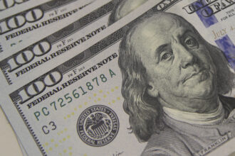 Dólar sobe a R$ 5,06 e bolsa recua sob efeito de tensões globais e incertezas políticas