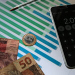 Educação financeira familiar: como ensinar crianças a lidar com o dinheiro