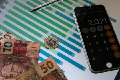 Educação financeira familiar: como ensinar crianças a lidar com o dinheiro