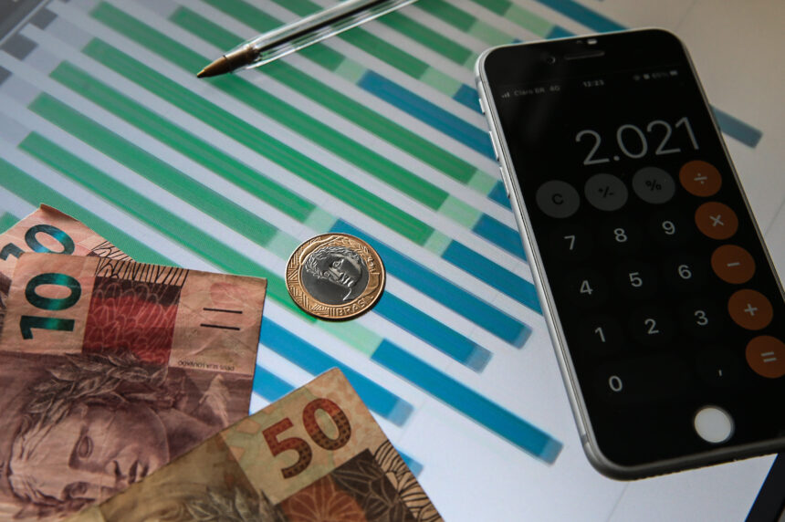 Educação financeira familiar: como ensinar crianças a lidar com o dinheiro