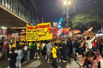 Estudantes da USP realizam protesto no centro de São Paulo por diálogo com a reitoria