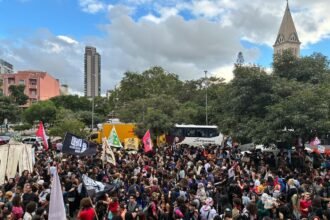 Estudantes de universidades estaduais ocupam São Paulo contra cortes na educação