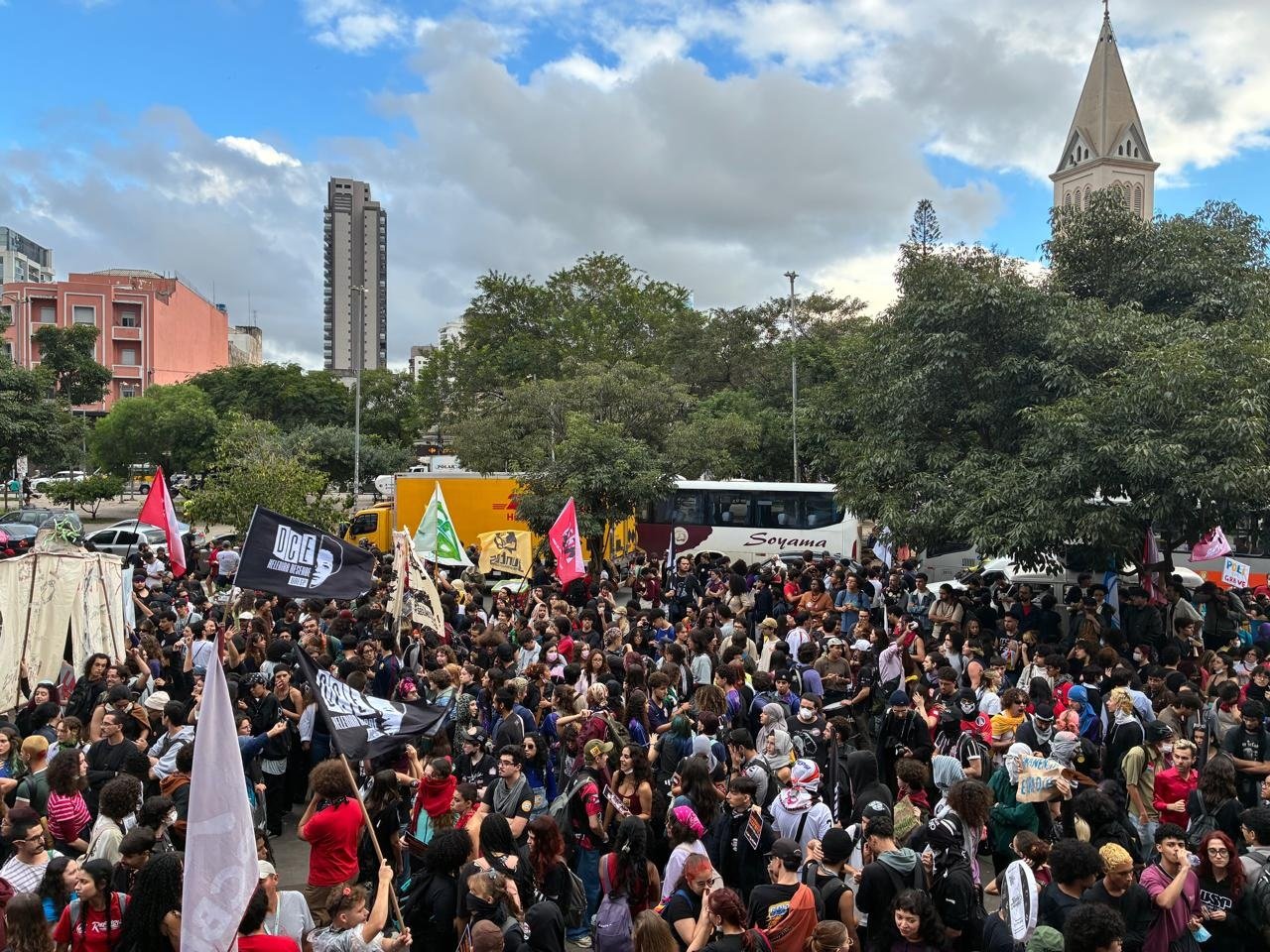 Estudantes de universidades estaduais ocupam São Paulo contra cortes na educação