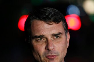 Flávio Bolsonaro confirma cobrança a banqueiro por patrocínio de filme sobre o pai