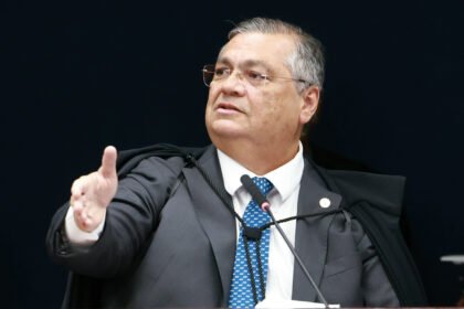 Flávio Dino nega pedido de liberdade para Deolane Bezerra