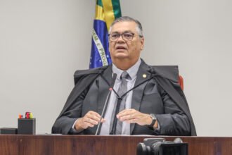 Flávio Dino ordena investigação sobre repasses de emendas para ONGs e filme de Bolsonaro